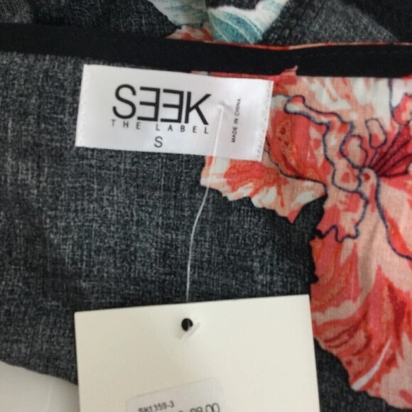 Seek the Label Womens Black Red Floral Crop Top Size Small NWT - Picture 8 of 8
